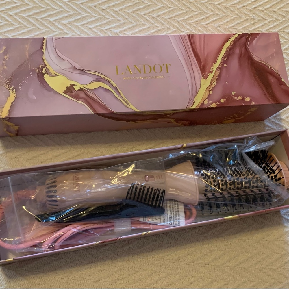 Landot Hair Styling Set in Pink
Just in time for Mother’s Day